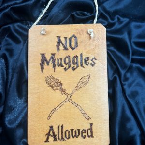 Placa de pendurar escurecida “No Muggles Allowed”